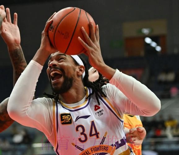 萨林杰抛投打成2+1拿到7分4篮板2助攻，广东26-14领先辽宁